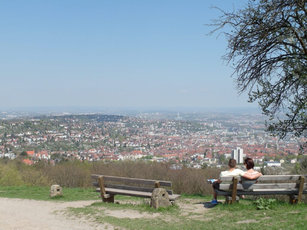 Aussicht vom Birkenkopf &uuml;ber Stuttgart mit Parkbank