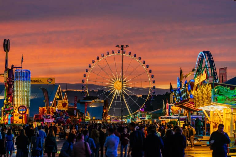 Riesenrad und Fahrgesch&auml;fte am Abend
