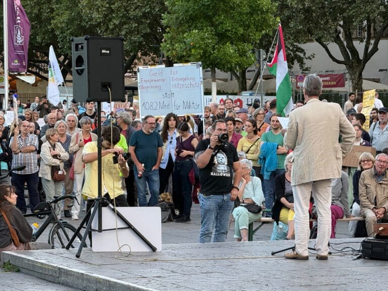 „So kann es nicht weitergehen“:  Hitze-Demo in Stuttgart für konsequenten Klimaschutz