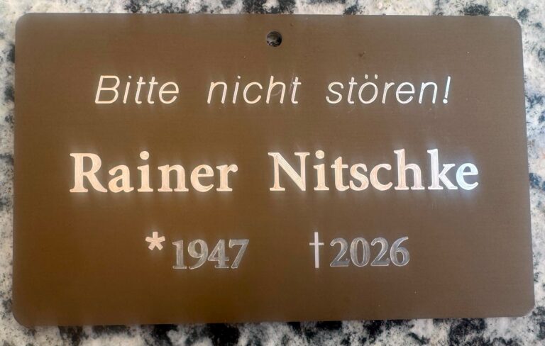 Schild "Bitte nicht stören" am Baumgrab