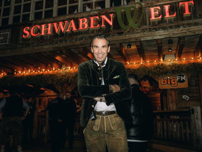Die beleuchtete SchwabenWelt am Abend mit Festwirt Michael Wilhelmer