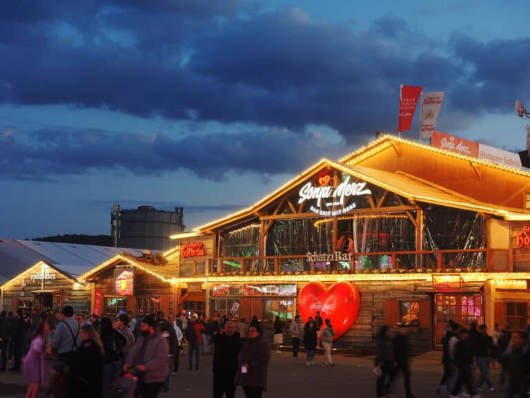 Das Festzelt Sonja Merz am Abend