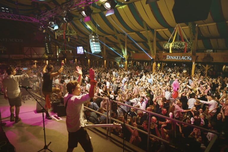 Volle B&auml;nke im Klauss & Klauss Dinkelacker Festzelt