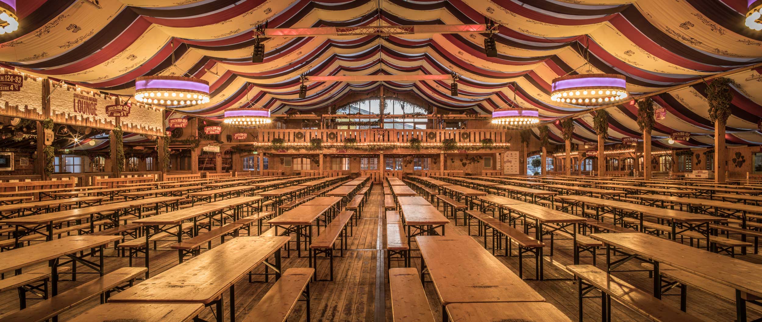 Blick ins Innere des Wasenwirt-Zelts auf dem Cannstatter Volksfest