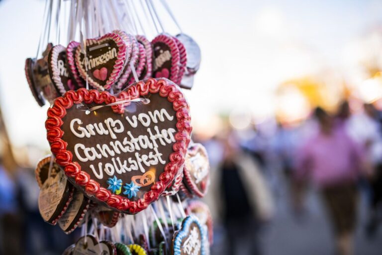 Lebkuchenherz mit der Aufschrift Gru&szlig; vom Cannstatter Volksfest