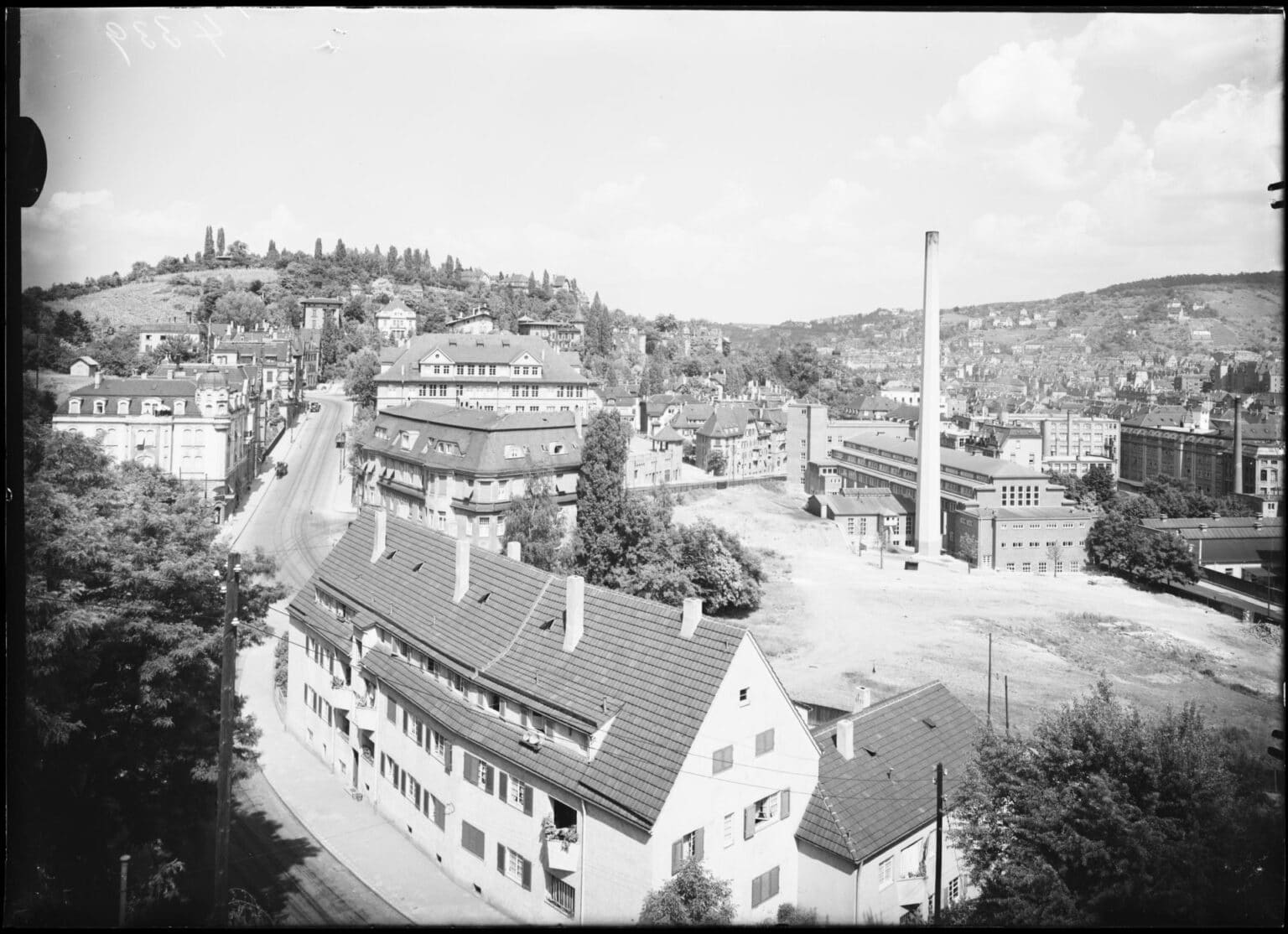 Schwarz-Wei&szlig;-Foto: Blick &uuml;ber Heslach mit dem neuen Hallenbad und seinem hohen Schornstein, um 1930