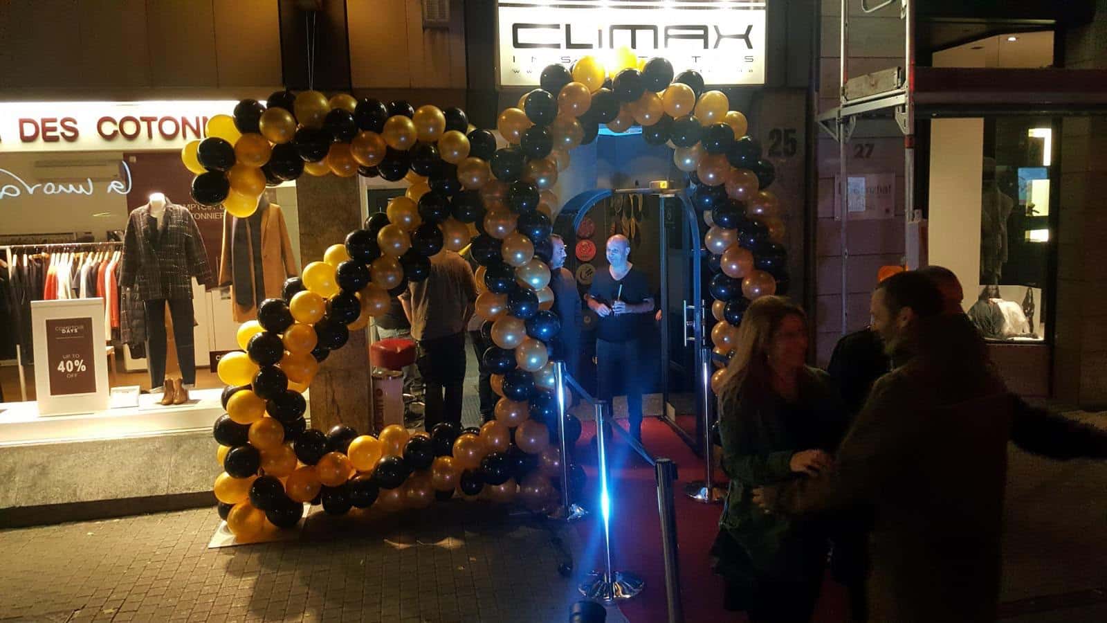 DJ Domenico Mazza vor dem geschm&uuml;ckten Eingang des Climax beim 20. Geburtstag 2016