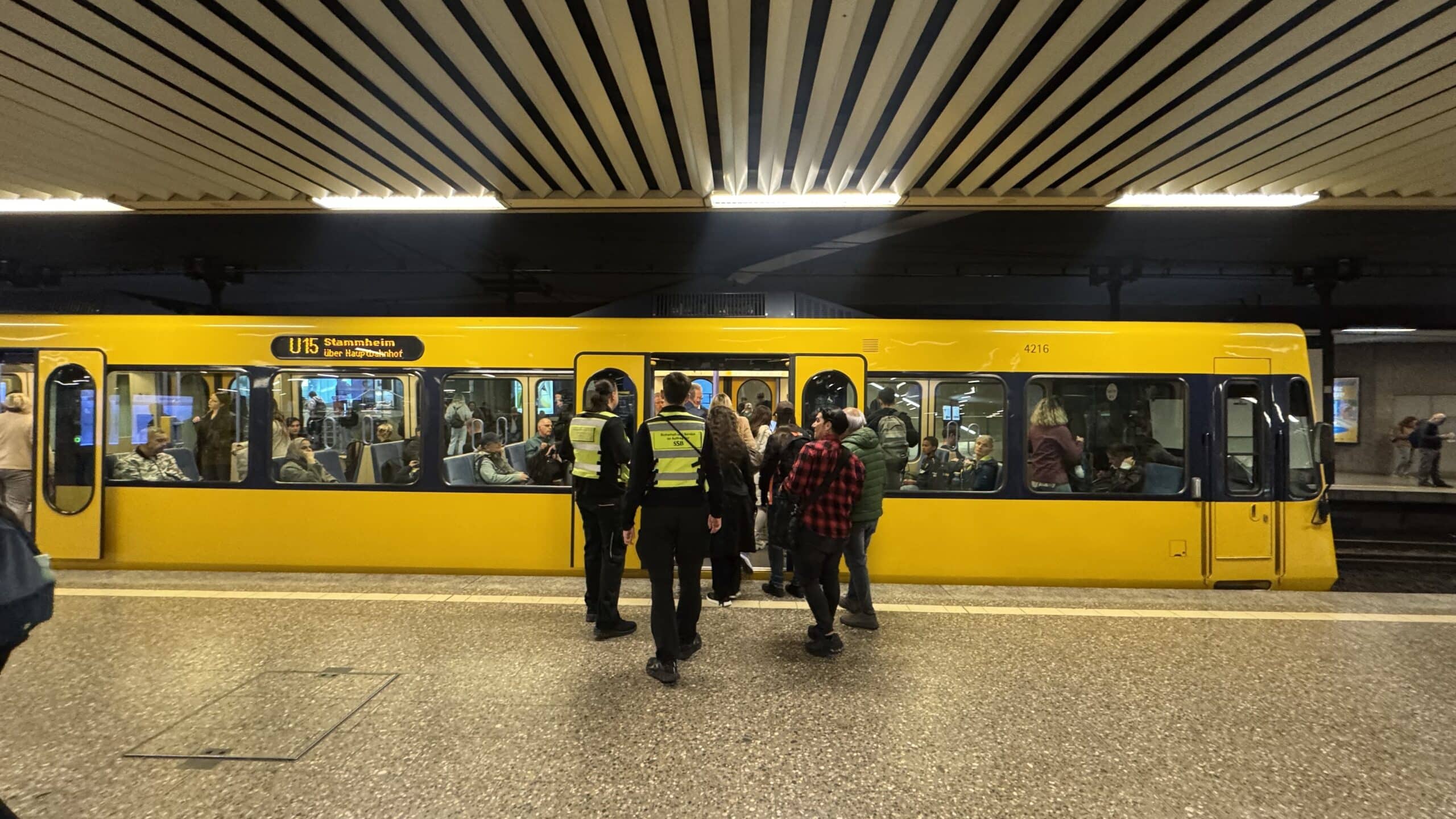 Fahrgäste steigen in die Stadtbahn