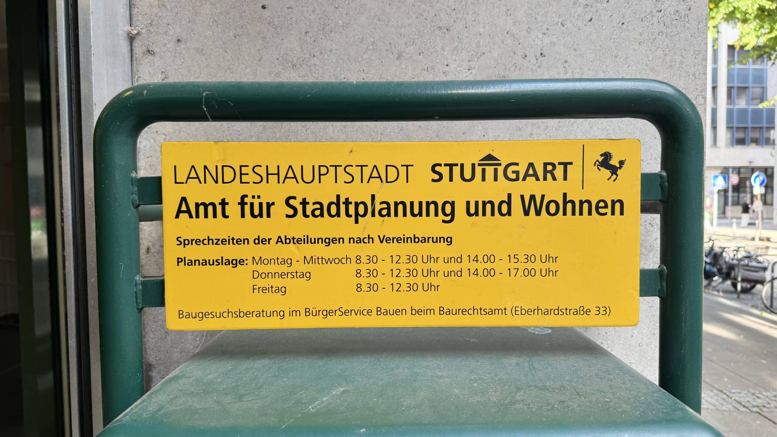 Schild des Amts für Stadtplanung und Wohnen