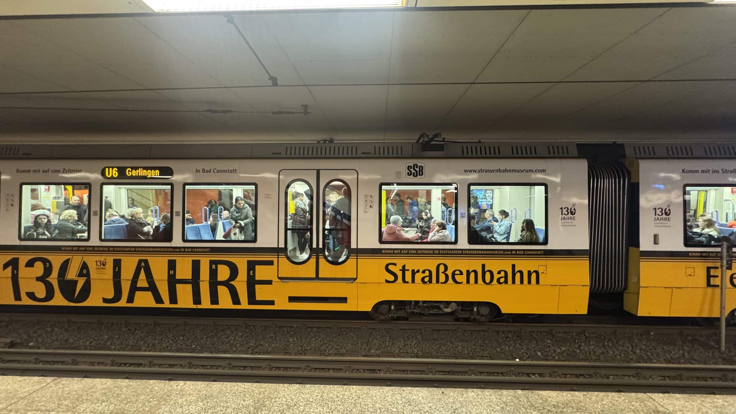 Gelbe Stadtbahn an einer unterirdischen Haltestelle