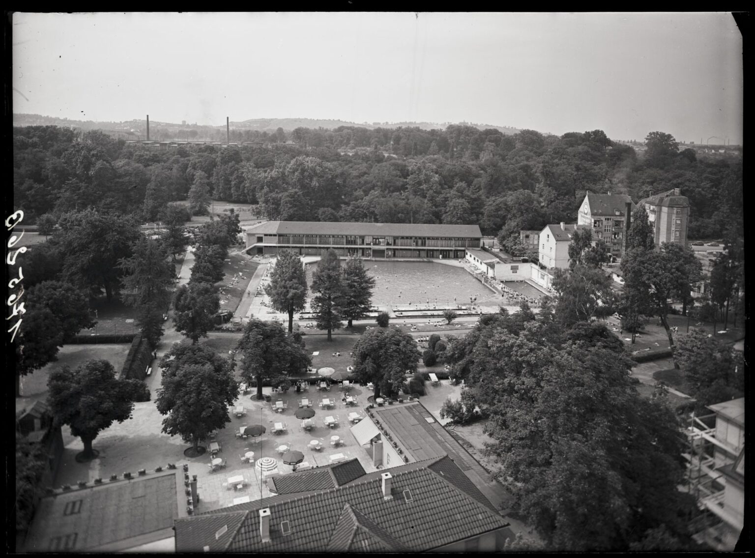 Schwarz-Wei&szlig;-Foto: Mineralbad Berg mit Au&szlig;enbecken, Badehaus und Gartenwirtschaft, um 1953
