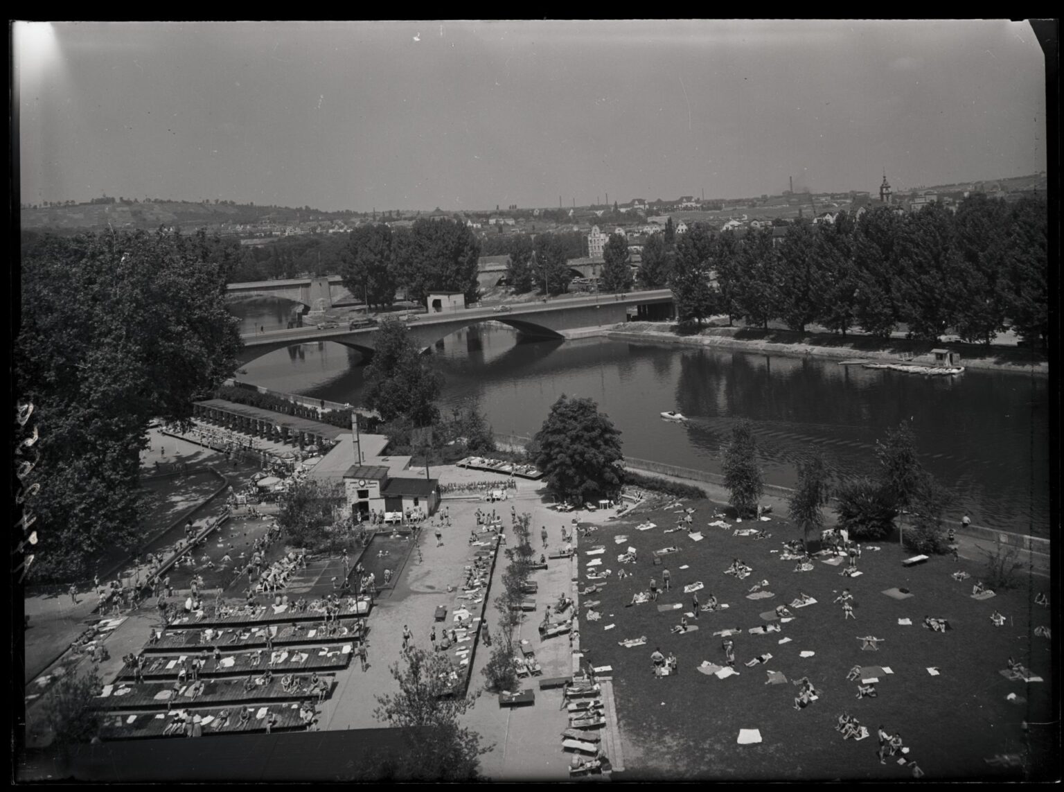 Schwarz-Wei&szlig;-Foto: voll belegte Liegewiese und Becken des Leuze direkt am Neckar, um 1951