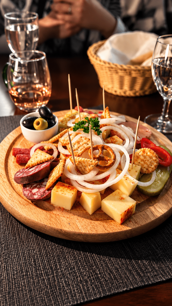 Antipasti-Platte mit Oliven und K&auml;se im Michel&rsquo;s &bdquo;Gauder&ldquo;-Besen