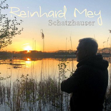 Mit seinem neuen Album "Schatzhauer" ist Reinhard Mey auf Platz eins der deutschen Charts gelanden.